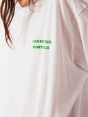 Wit t-shirt apoly bottles