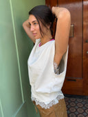 Beige mouwloze sweater met v-hals