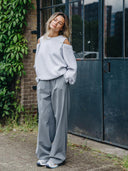 Grijze sweater met open schouders
