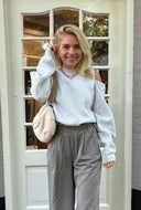 Grijze sweater met open schouders