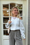 Grijze sweater met open schouders