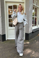 Grijze sweater met open schouders