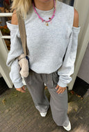 Grijze sweater met open schouders