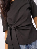 Zwart t-shirt met knoopdetail orianecc