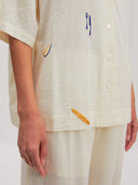 Off-white blouse met embroidery holly