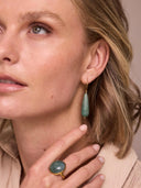 Oorbellen met groene pegel