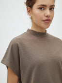 Taupe top met opstaande kraag linea short-m