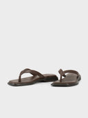 Donkerbruine leren teenslippers izzy