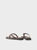 Donkerbruine leren teenslippers izzy